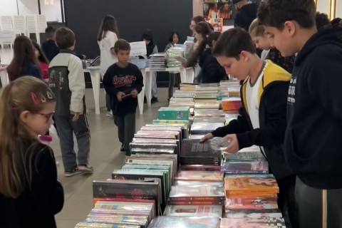 Feira do Livro de Cocal do Sul abre as portas com expectativa de receber mais de 4 mil crianças