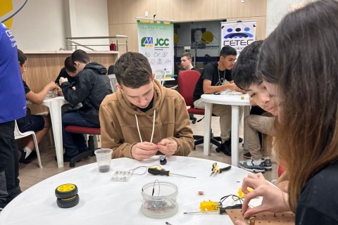 Jovens Cooperativistas transformam aprendizado em ação e constroem o futuro com robótica e cooperação